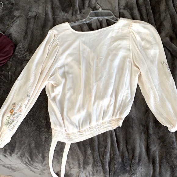 american eagle off white floral long sleeve blouse - Picture 3 of 4